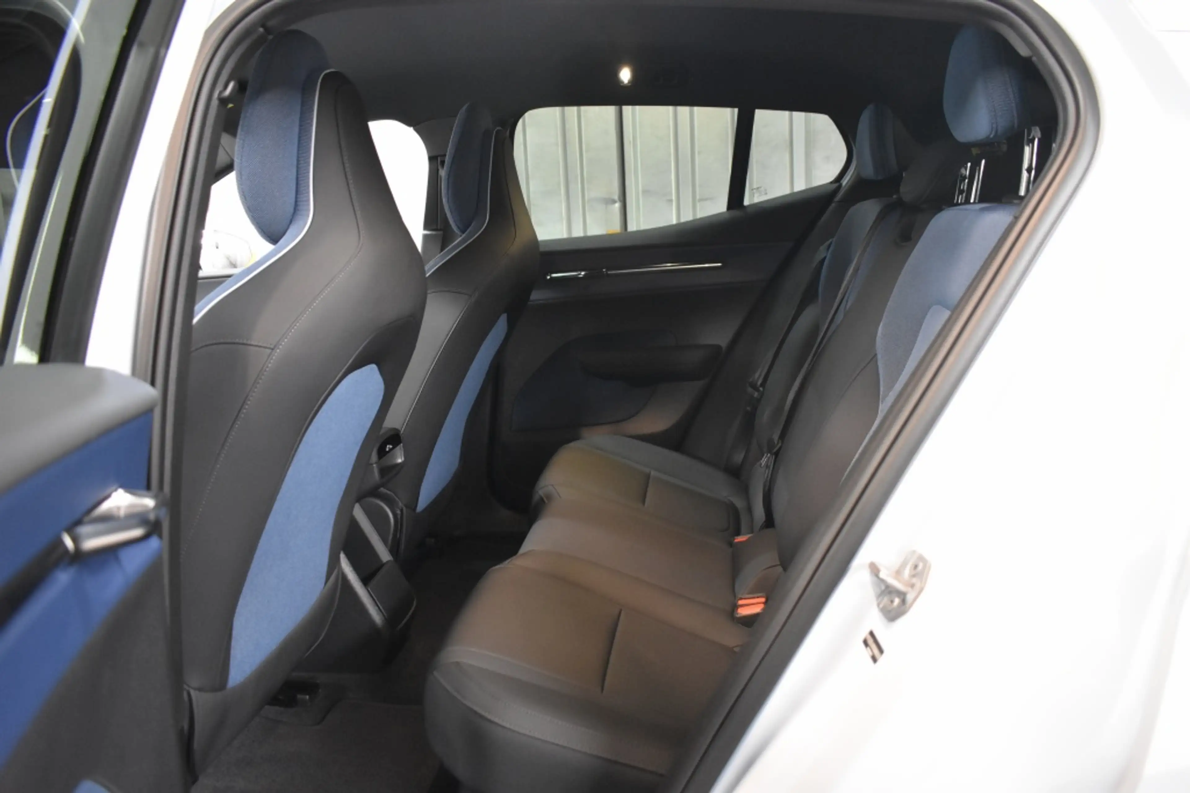 Volvo EX30 Single Motor Extended Core 69 kWh/271pk | Climate — photo 11