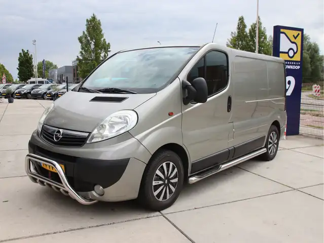 Opel Vivaro 2.5 CDTI L2H1 Airco, Cruise, Trekhaak, Bullbar Zom