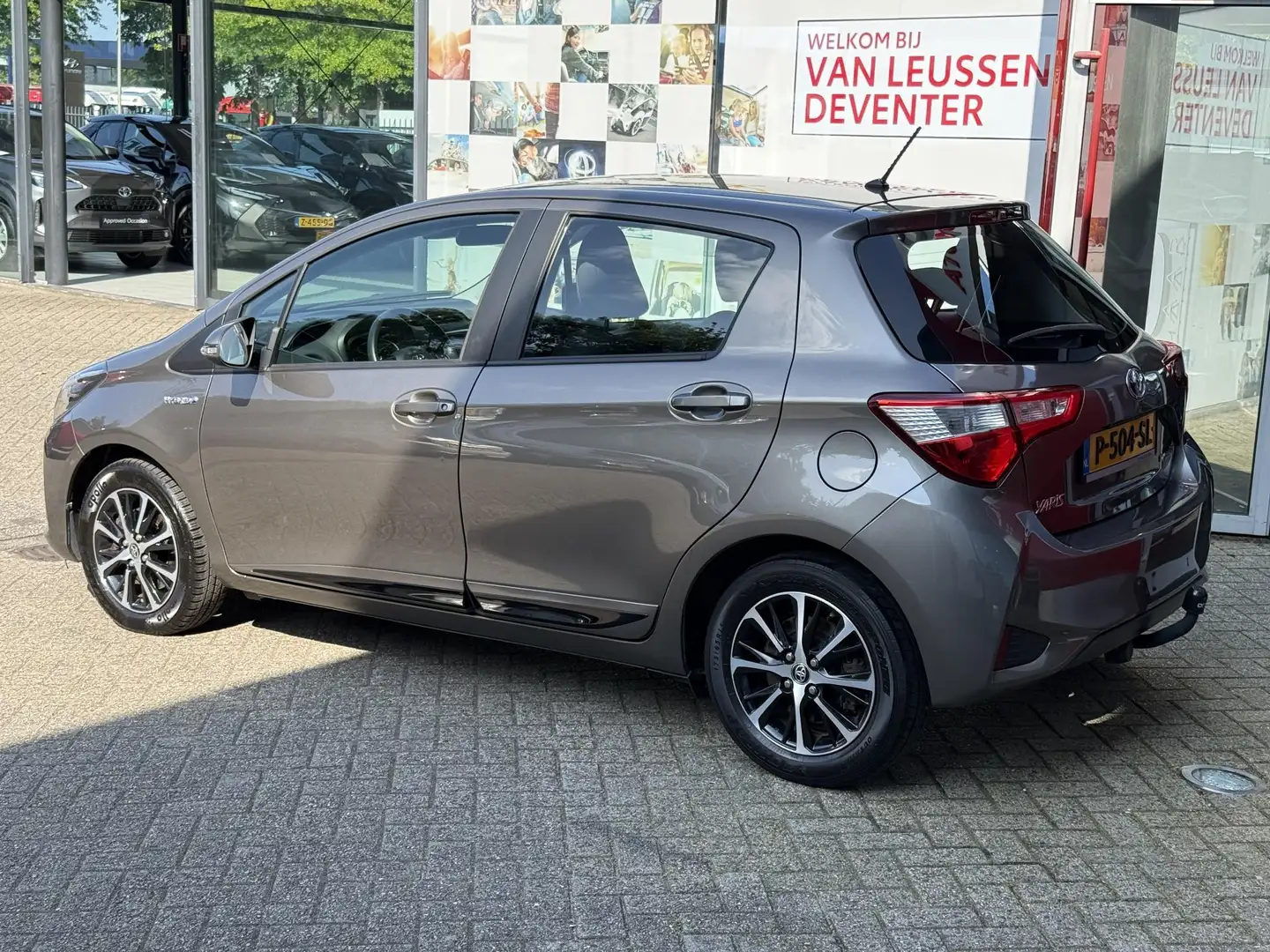 Toyota Yaris 1.5 Hybrid Design Sport CAMERA TREKHAAK AIRCO RADI Grijs - 2