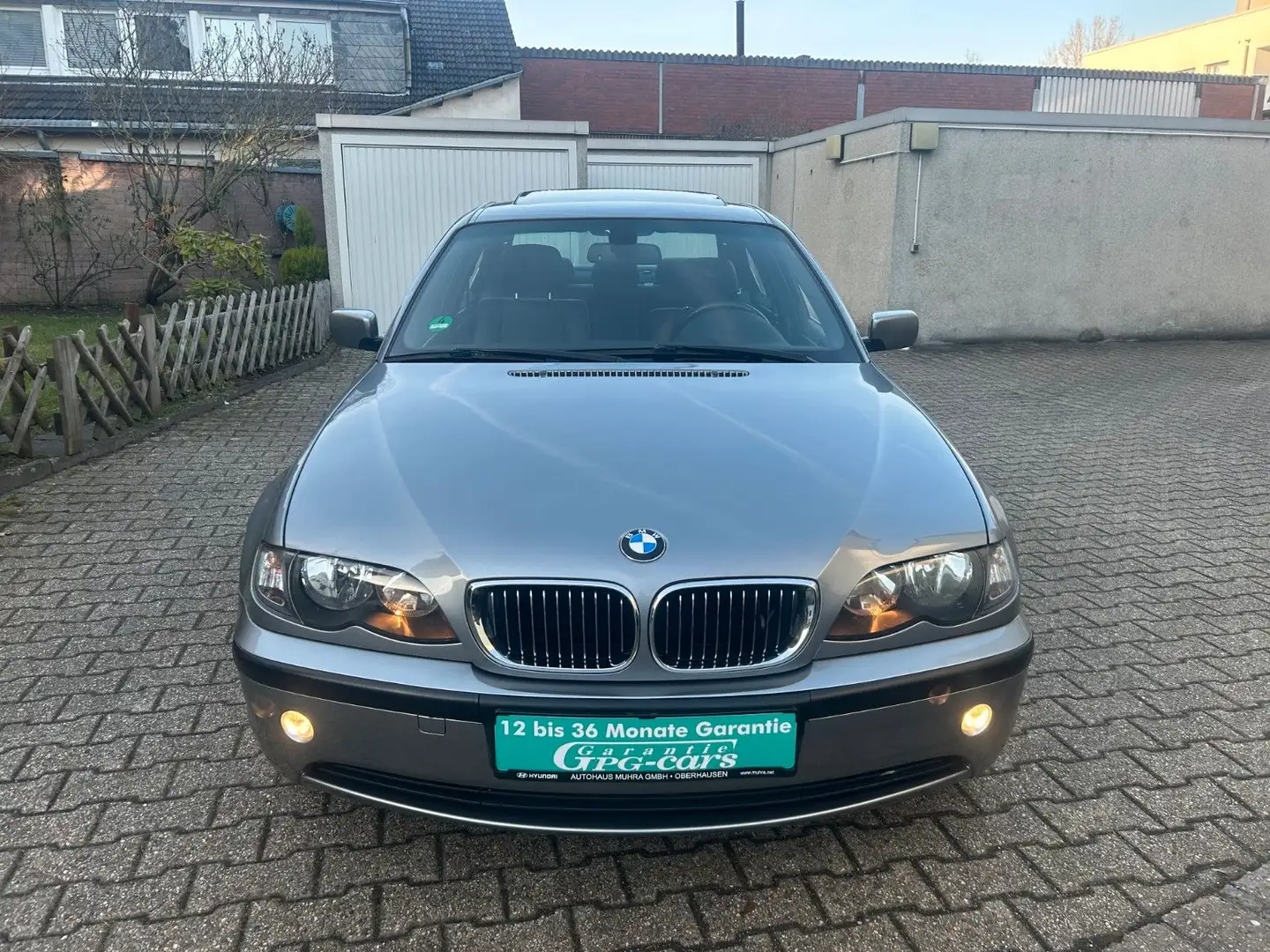 BMW 318 i Edition Sport *LEDER NAVI PDC SCHIEBEDACH* Grau - 2