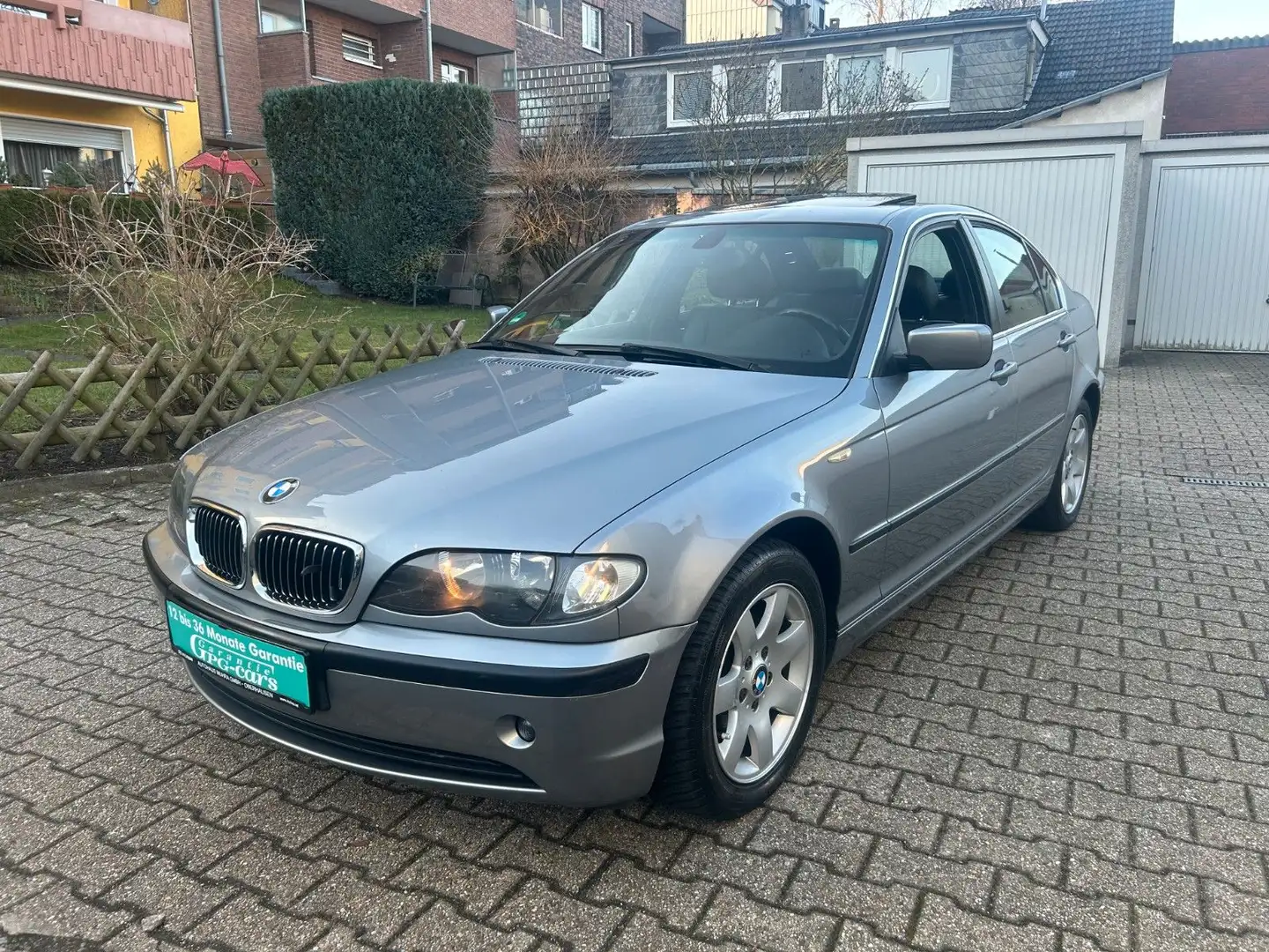 BMW 318 i Edition Sport *LEDER NAVI PDC SCHIEBEDACH* Grau - 1