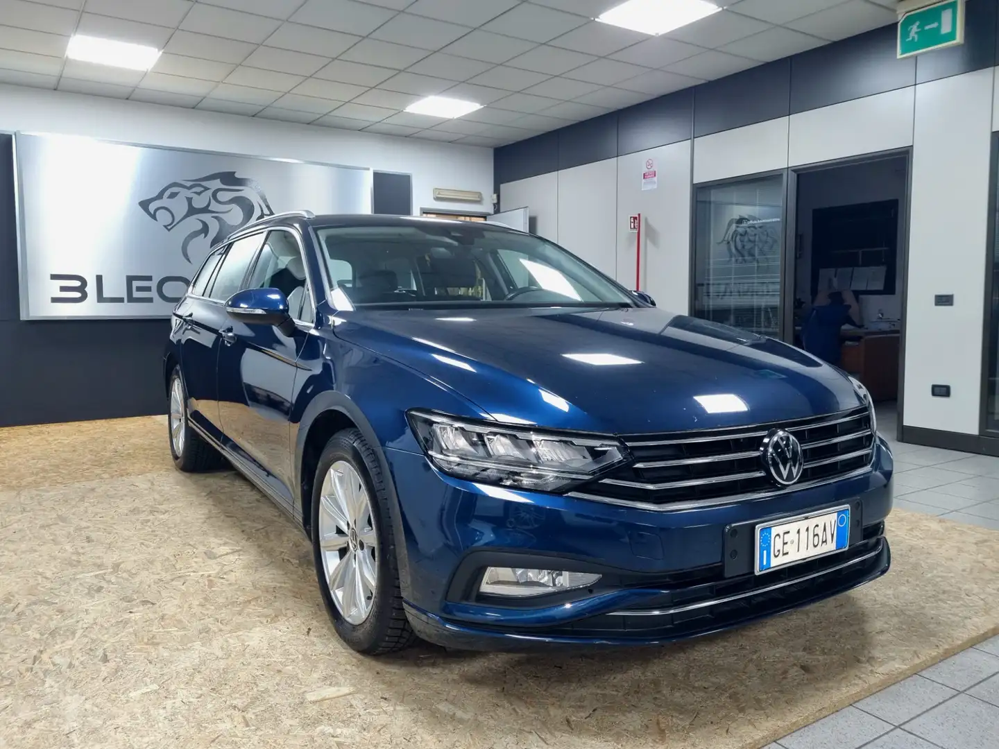 Volkswagen Passat Variant 2.0 TDI SCR EVO DSG Business Синий - 2