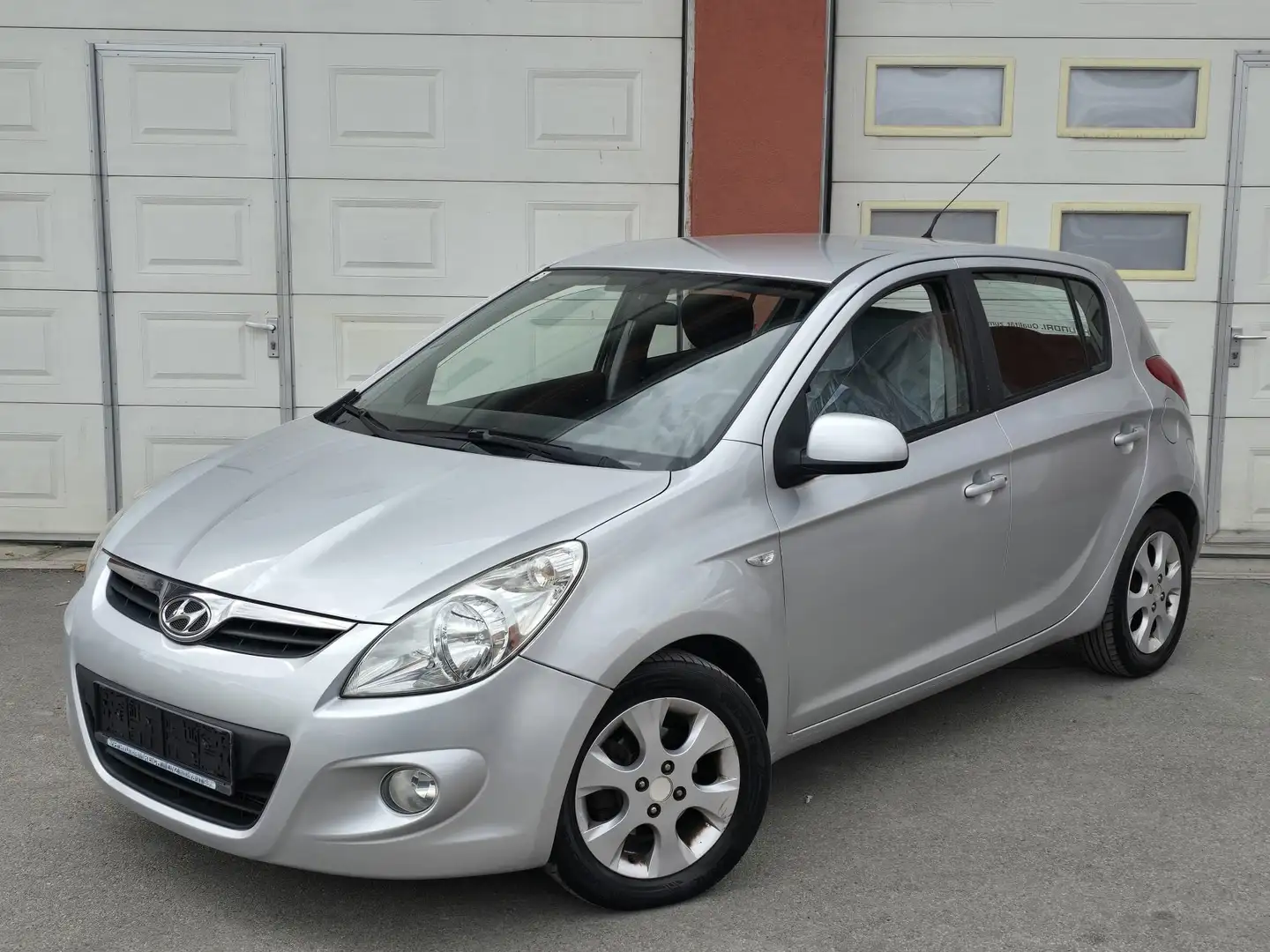 Hyundai i20 i20 1,4 Comfort Aut. *Pickerl NEU* Grau - 1