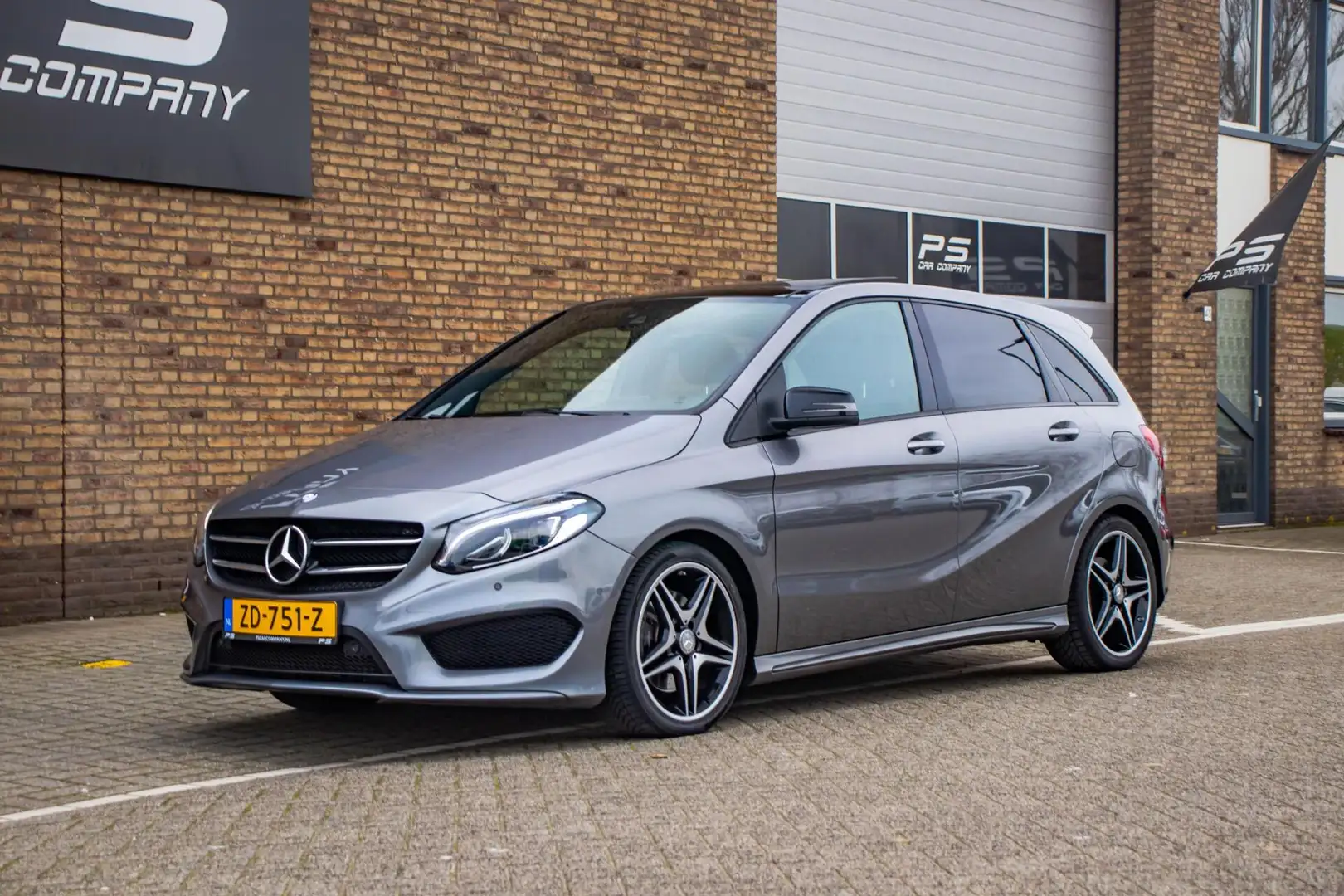 Mercedes-Benz B 220 4Matic AMG-Line, Half Leder, Pano,Navi Grijs - 2