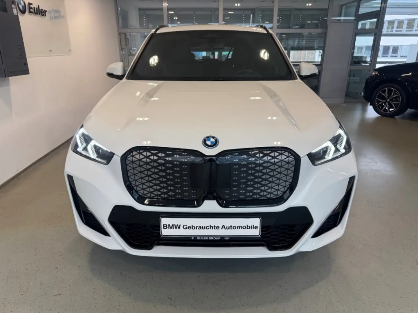 BMW iX1 30 M-Sport Sommer20'' Pano ParkAss+ AHK ICONIC Ad- Weiß - 2