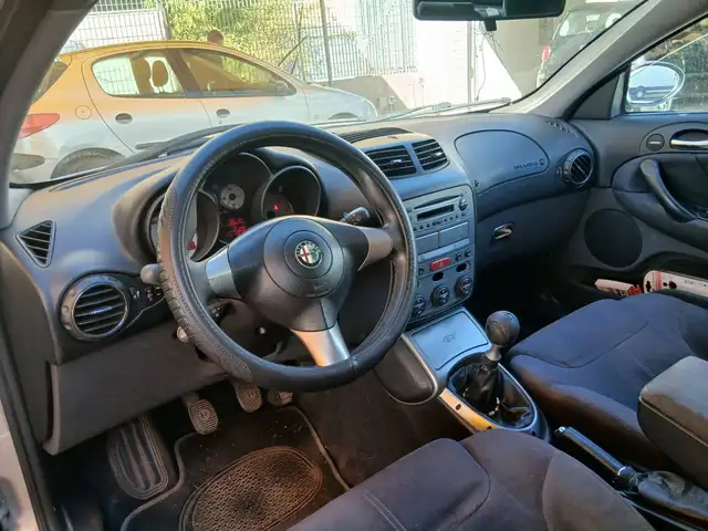 Alfa Romeo GT view 13