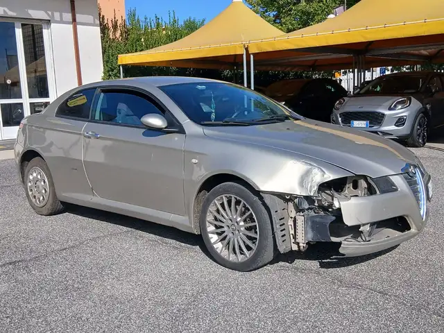 Alfa Romeo GT view 4
