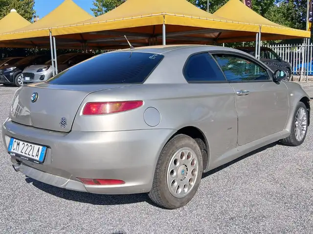 Alfa Romeo GT view 6