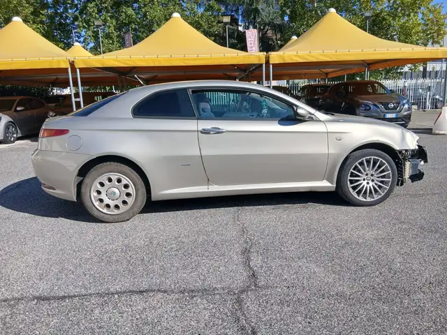 Alfa Romeo GT view 7