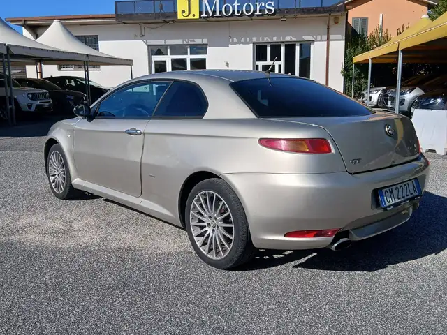 Alfa Romeo GT view 3
