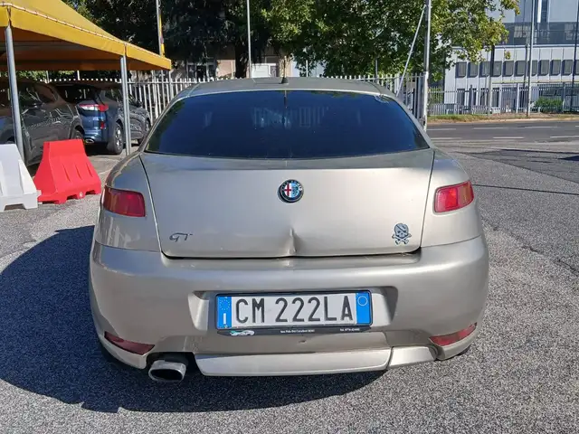 Alfa Romeo GT view 5