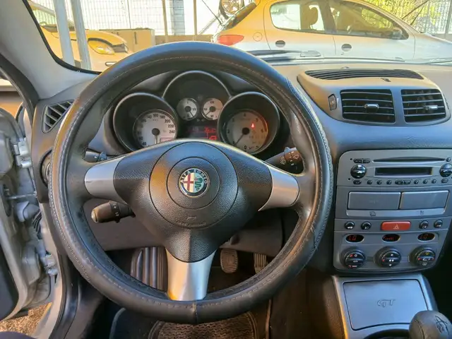 Alfa Romeo GT view 11