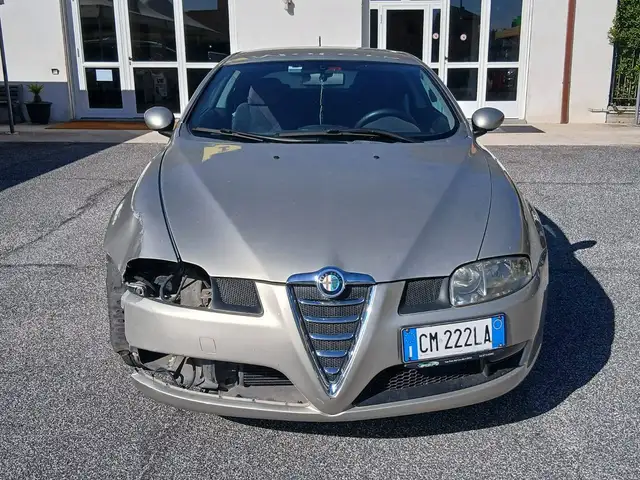 Alfa Romeo GT view 8