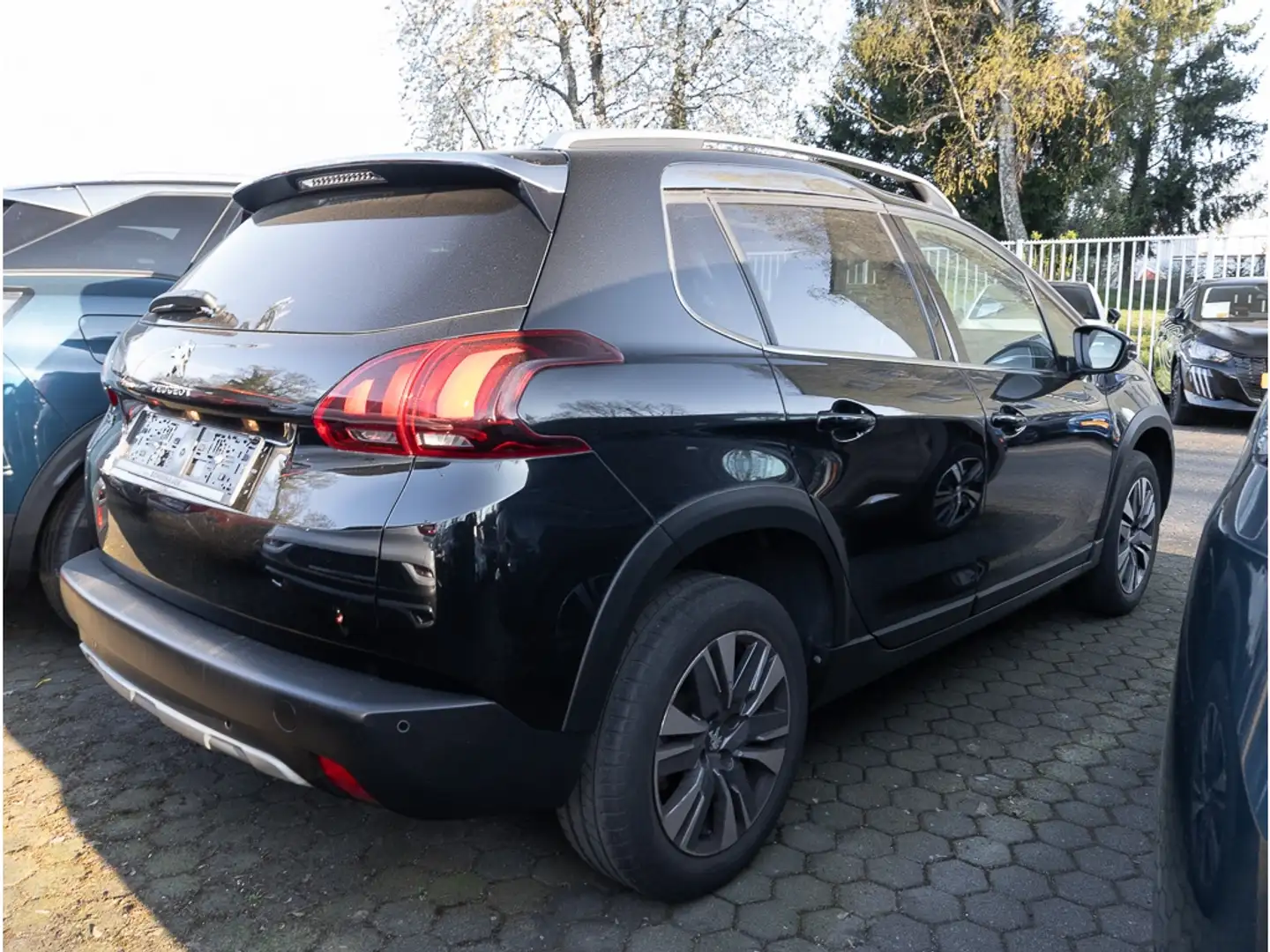 Peugeot 2008 ALLURE 1.2 PT 110 +SHZ+NAVI+CARPLAY+BT+MET+ Fekete - 2