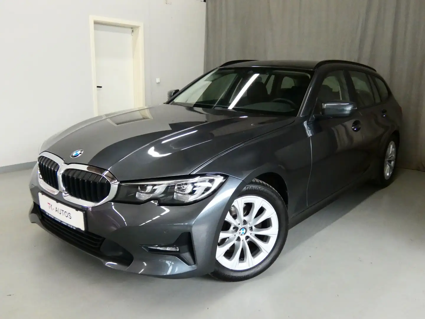 BMW 320 i Touring Advant.,1.Hand,Navi,Leder,LED,Tempo Grau - 1