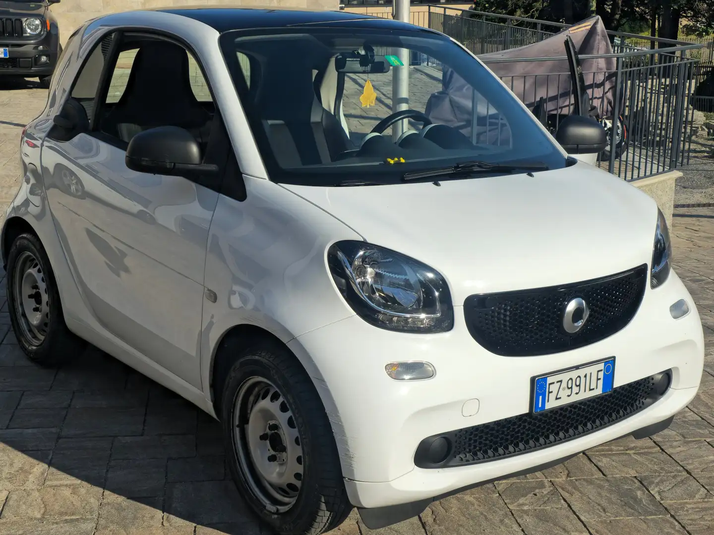 smart forTwo Fortwo III 2015 1.0 Youngster 71cv Twinamic Bianco - 1