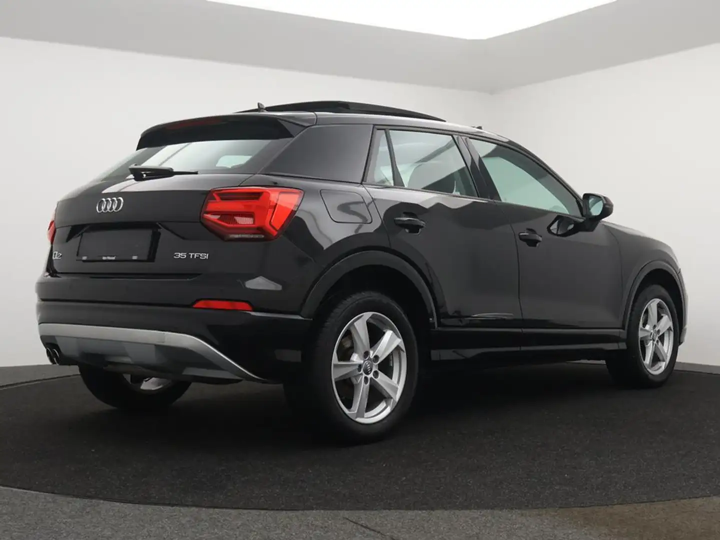 Audi Q2 Audi Q2 Sport 35TFSI 150PK *PANORAMISCH DAK*LEDER*SPORTZETELS*NAVI*BLTH*CRUISE*PDC*ZETELVERWARMING*... Black - 2