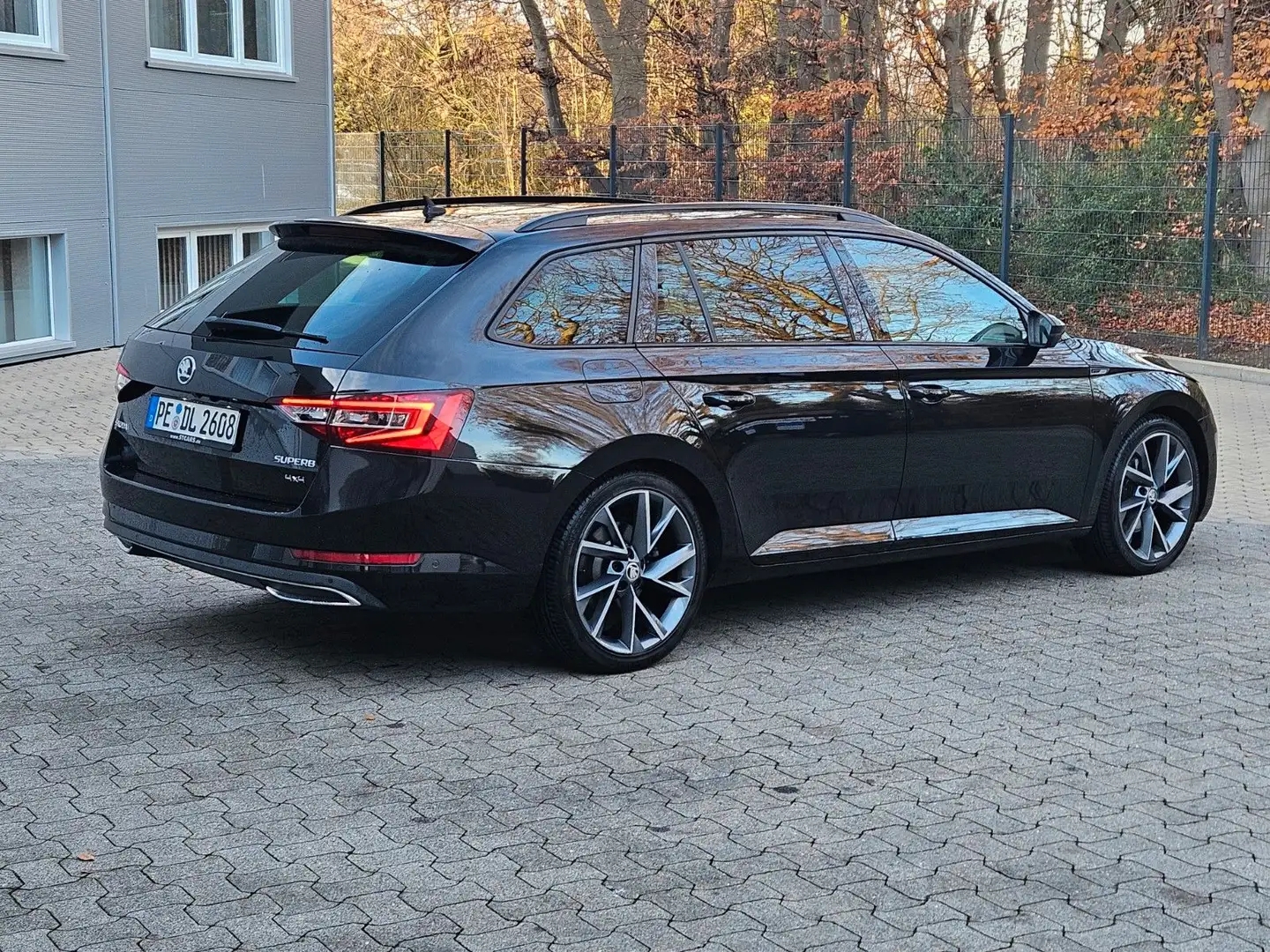 Skoda Superb Combi SportLine TDI 4x4 STANDH./PANO/AHK Schwarz - 2