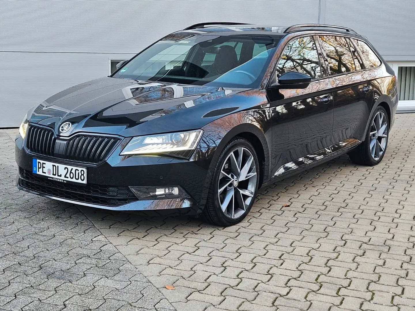Skoda Superb Combi SportLine TDI 4x4 STANDH./PANO/AHK Schwarz - 1