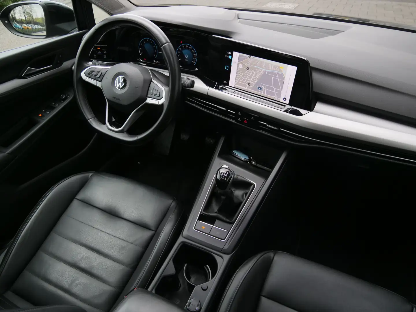 Volkswagen Golf 1.5 TSI 131pk Life Apple Carplay / Trekhaak / Lede Zwart - 2