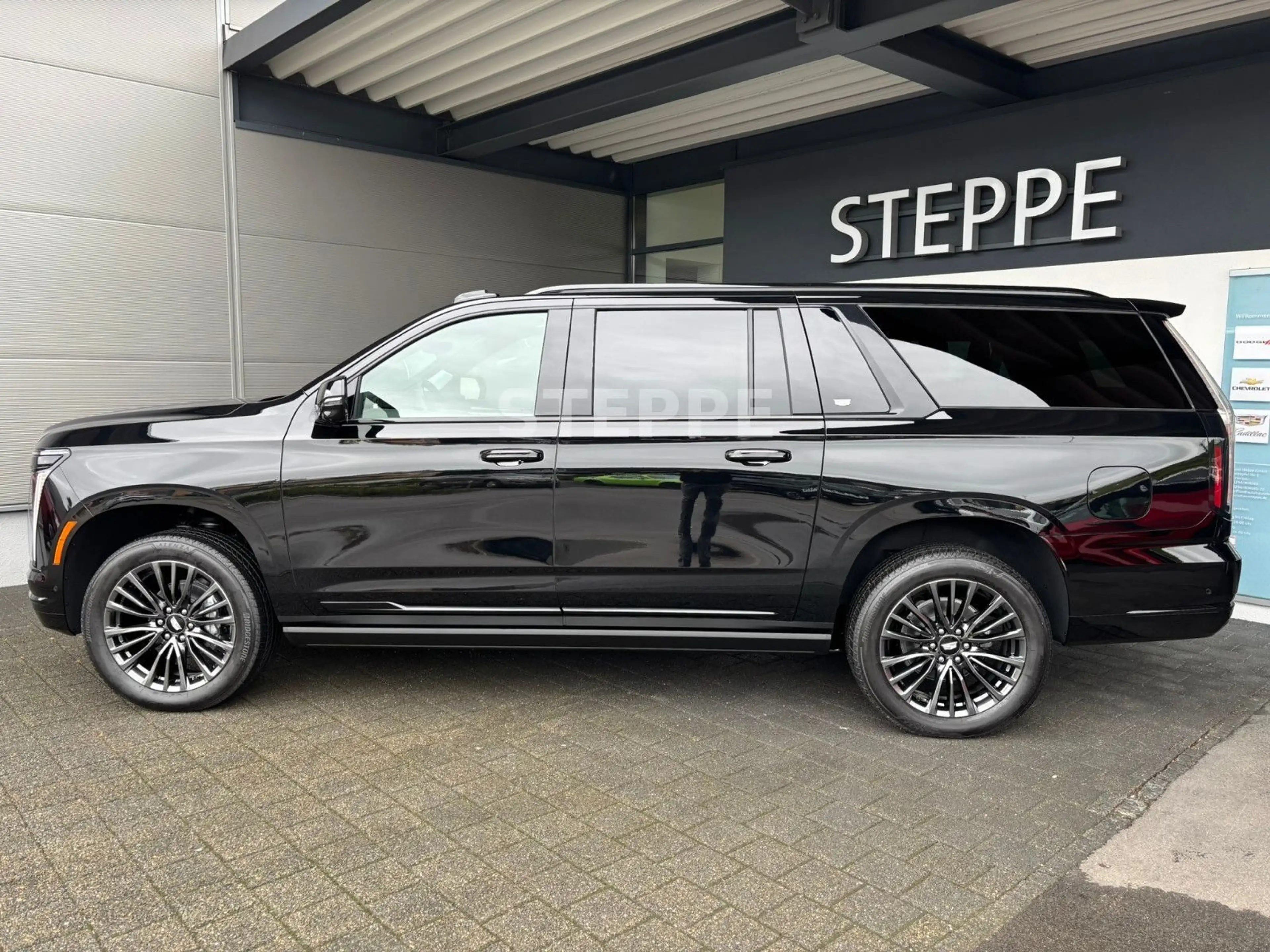 Cadillac Escalade FACELIFT MY26 6.2 V8 ESV Sport Platinum — photo 3
