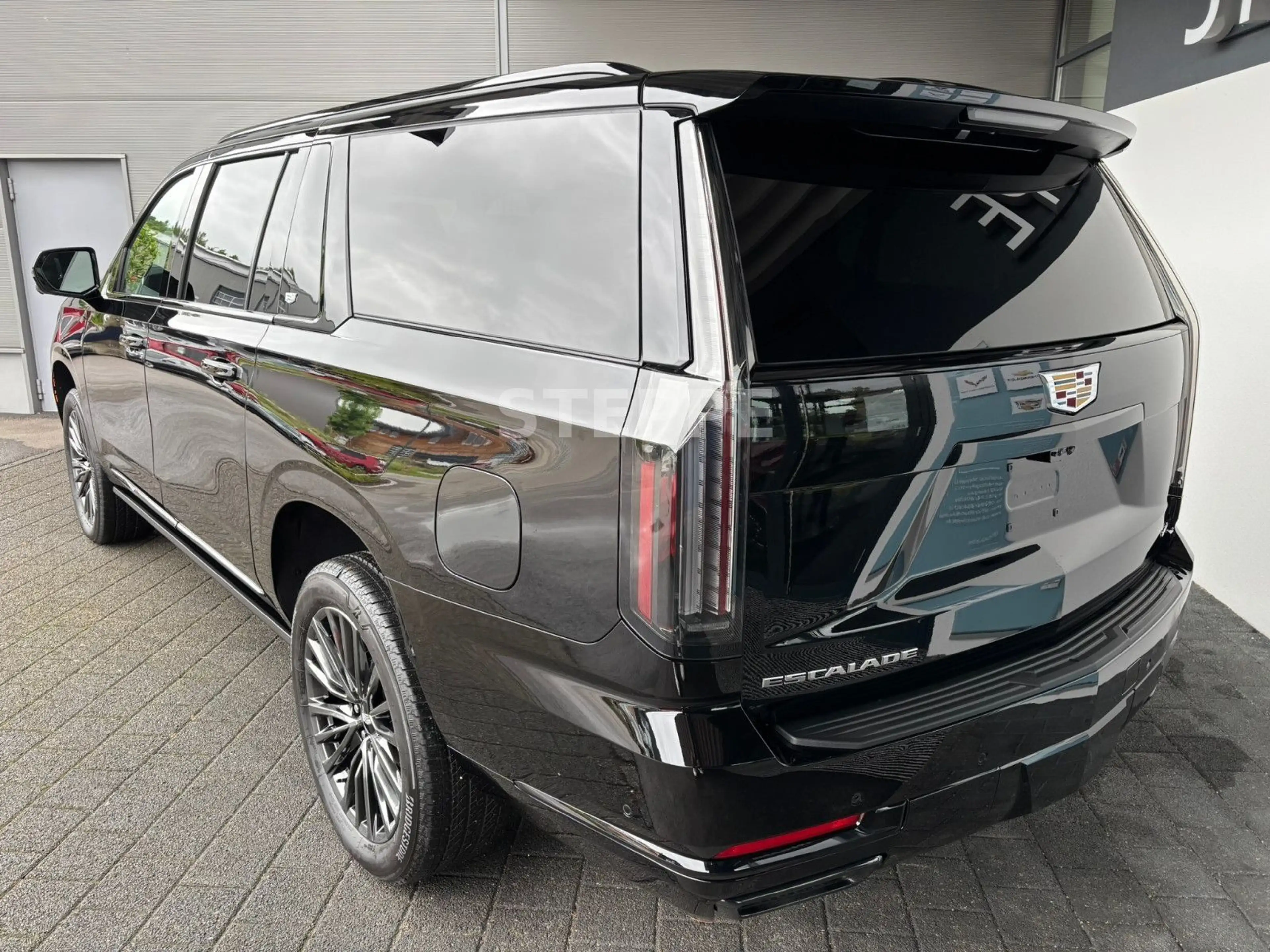 Cadillac Escalade FACELIFT MY26 6.2 V8 ESV Sport Platinum — photo 4