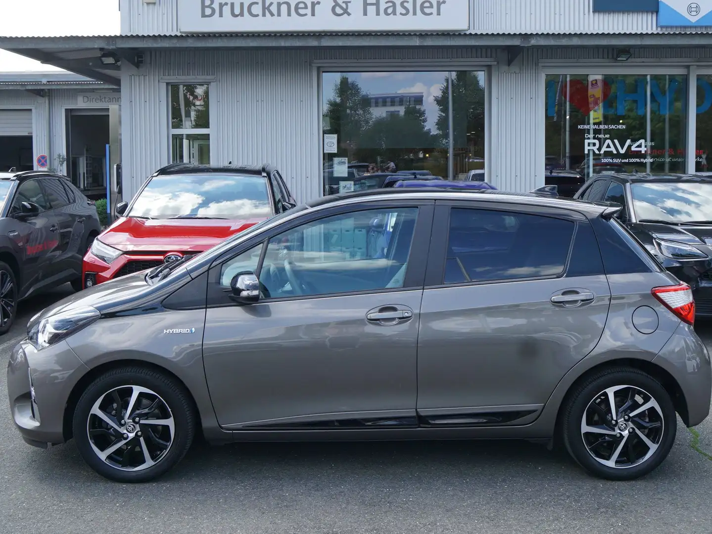 Toyota Yaris Hybrid Style Selection Бронзовий - 2