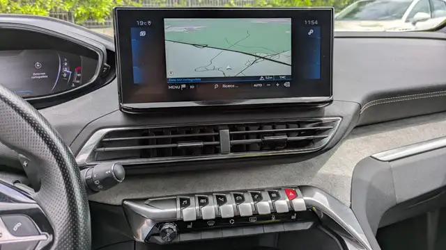 Peugeot 3008 view 11