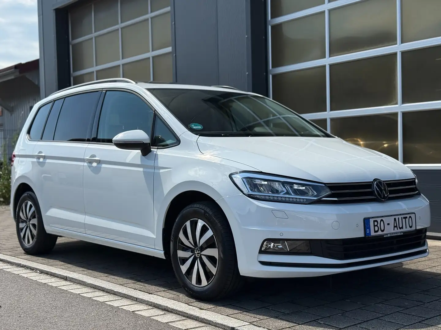Volkswagen Touran PANO 7-Sitzer AHK StdHzg. ACC Dynaudio Keyless DAB Weiß - 1