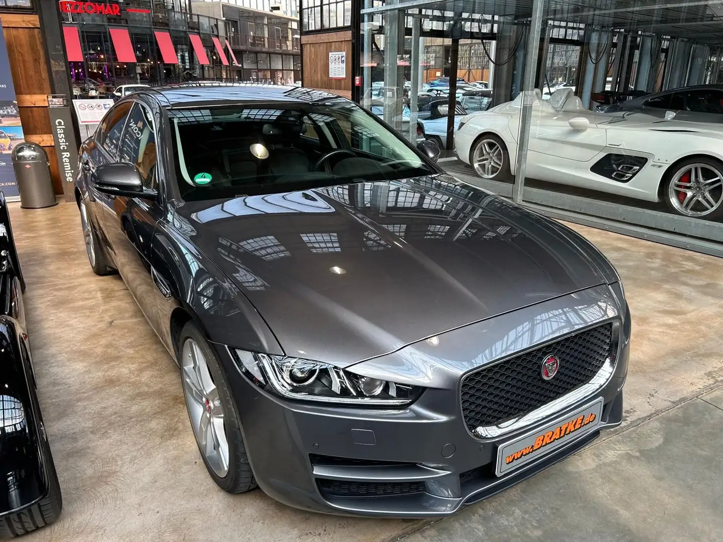 Jaguar XE Prestige 20t Benzin Leder Panoramadach 80tkm Gris - 2