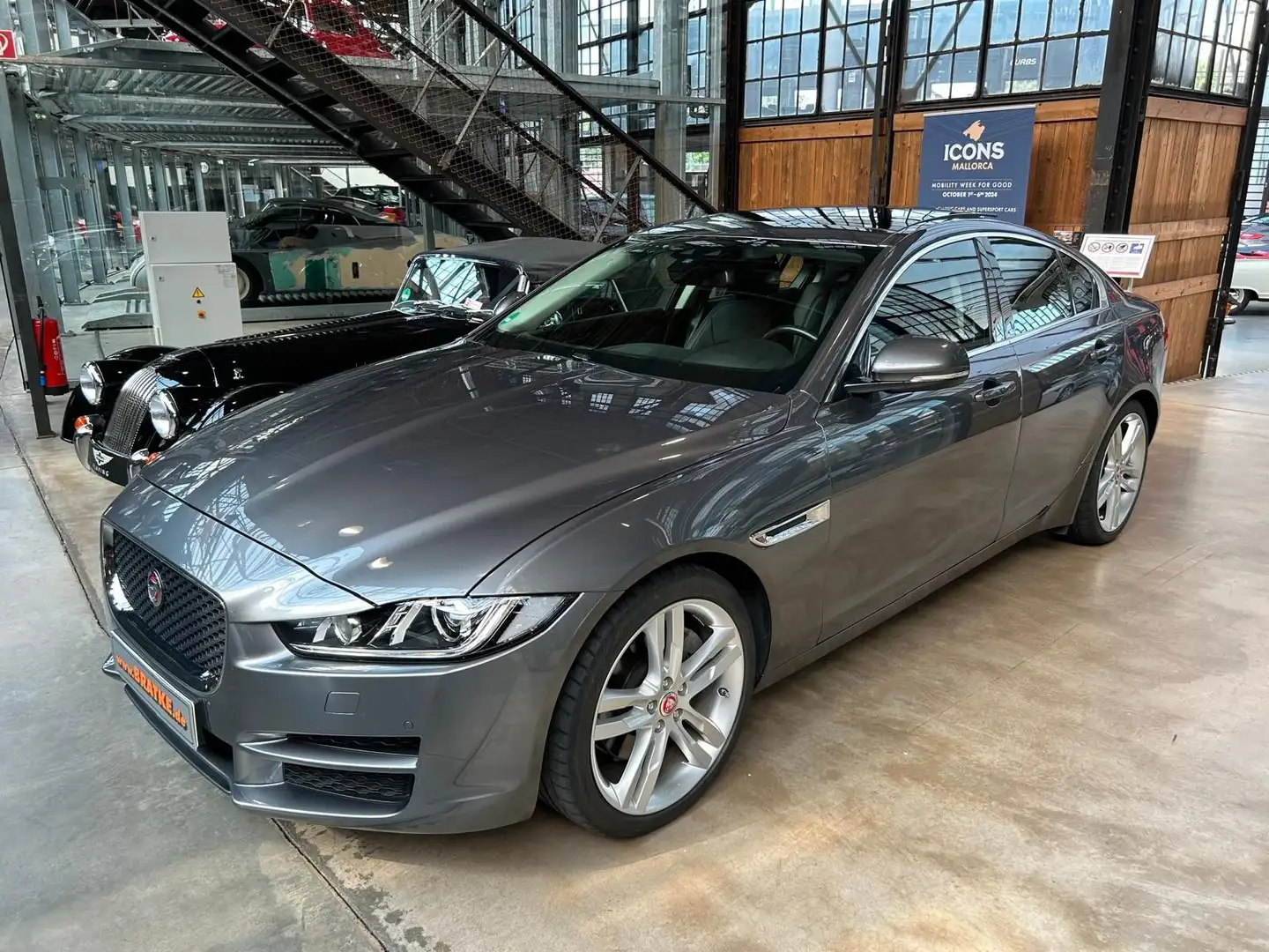 Jaguar XE Prestige 20t Benzin Leder Panoramadach 80tkm Gris - 1
