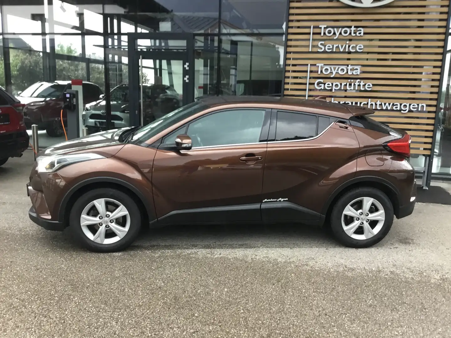 Toyota C-HR 1,2T C-HIC 4WD CVT Brązowy - 1