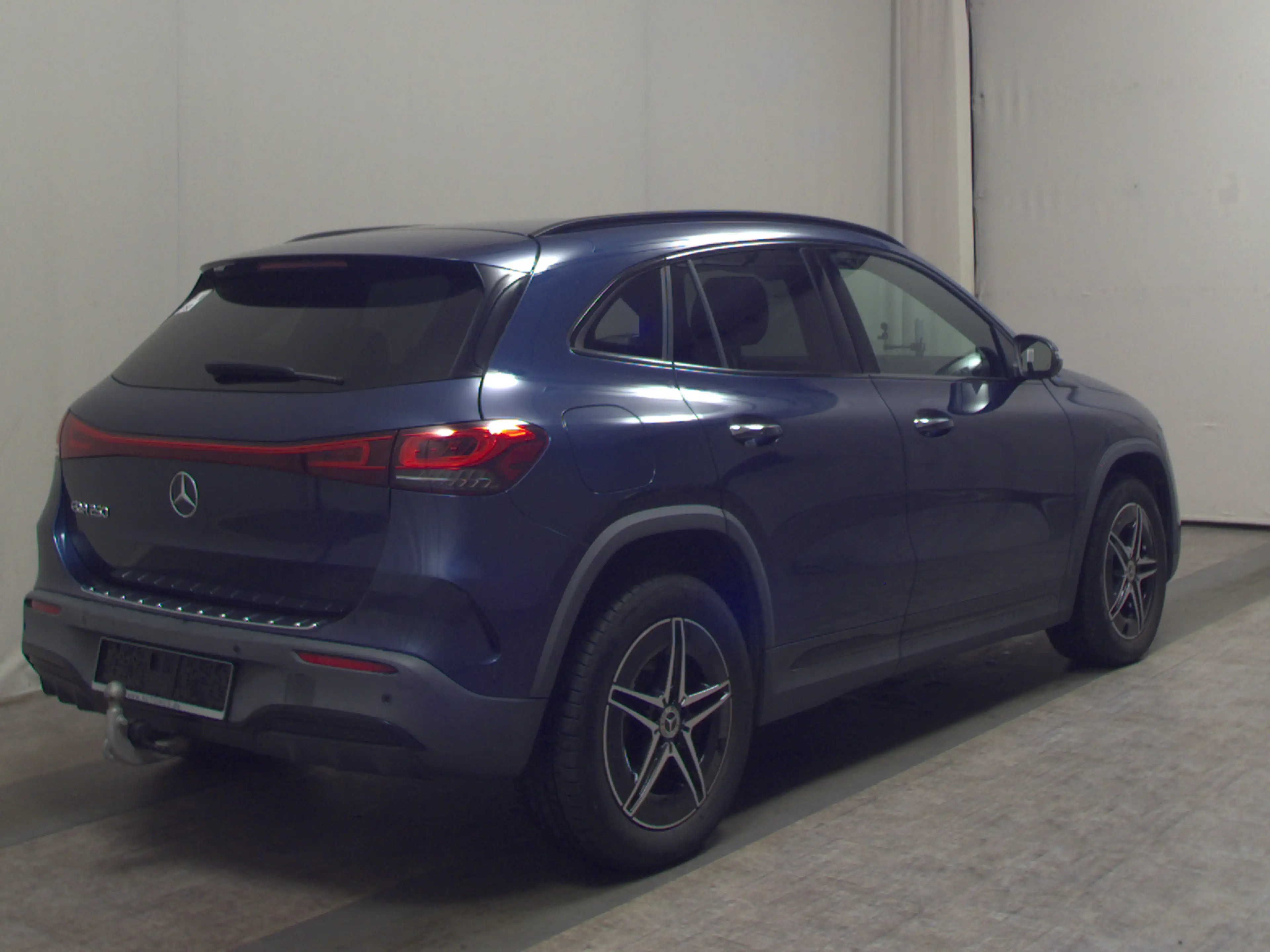 Mercedes-Benz EQA EQA T-LEDER NAVI SPORTSITZE KLIMAAUT RADIO TEMPO MFL SHZ VC PDC AHK ACC SOUND LED MBUX Distronic+ — photo 4