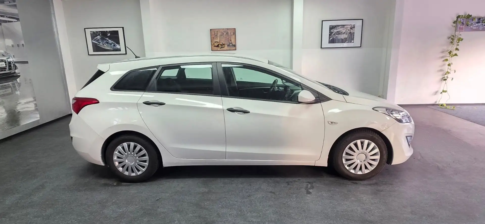 Hyundai i30 1,4 CW Klima TÜV 02/2026 Weiß - 1