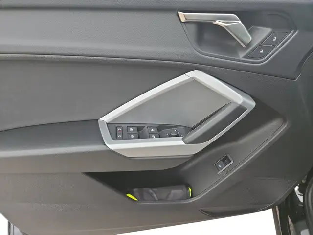 Audi Q3 view 11