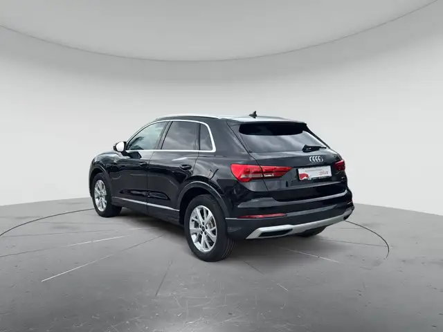 Audi Q3 view 3