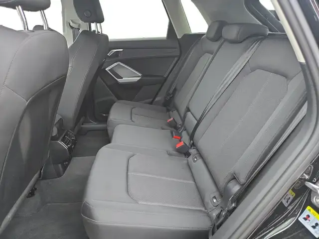 Audi Q3 view 10