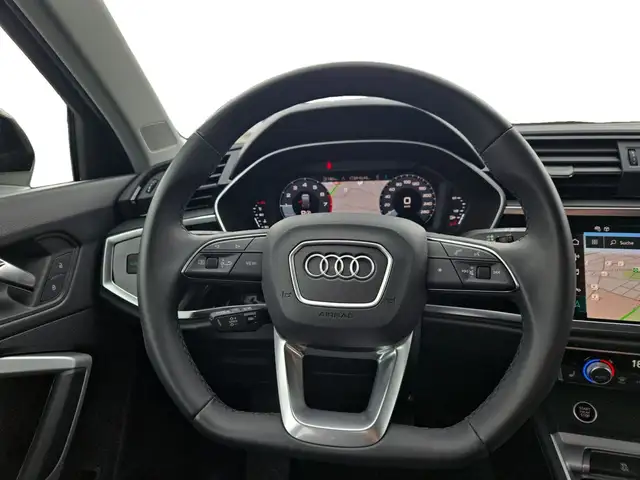 Audi Q3 view 13