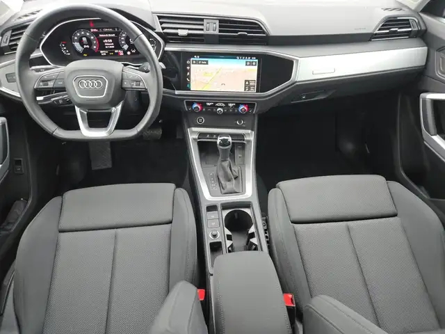 Audi Q3 view 8