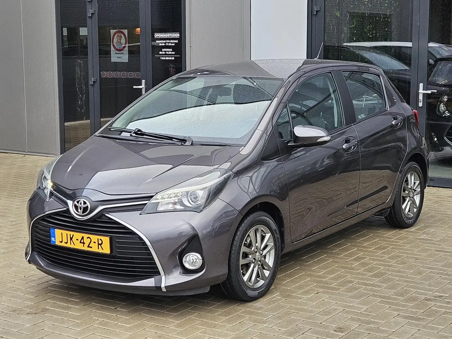 Toyota Yaris 1.3 VVT-i Aspiration 1e eig 52.000km Camera Grijs - 2