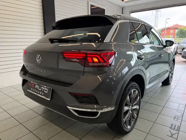 Volkswagen T-Roc view 4