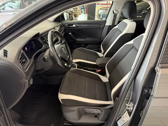 Volkswagen T-Roc view 7