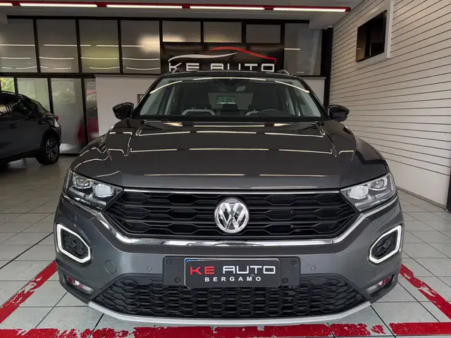 Volkswagen T-Roc view 6