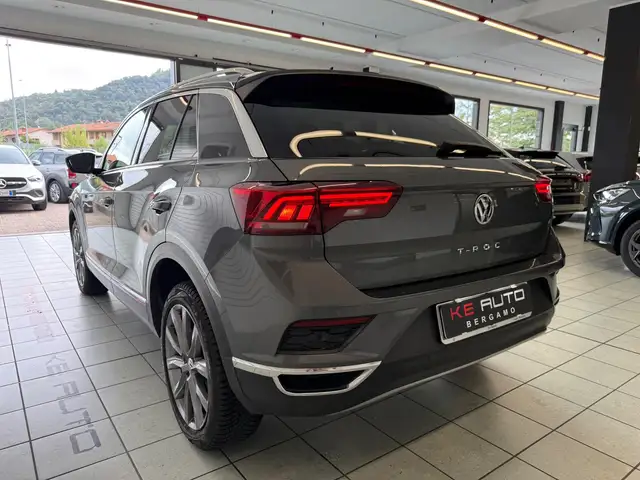 Volkswagen T-Roc view 2