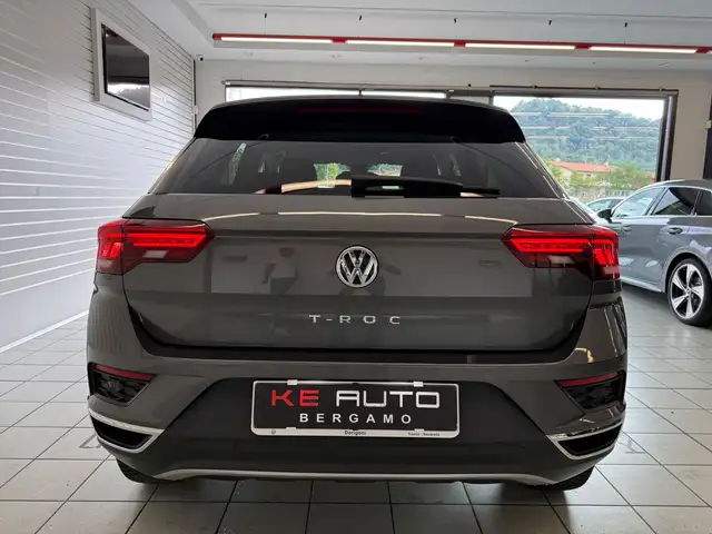 Volkswagen T-Roc view 3