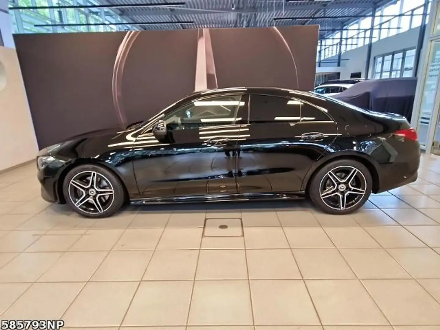 Mercedes-Benz CLA 200 Coupé AMG Line Zwart - 2