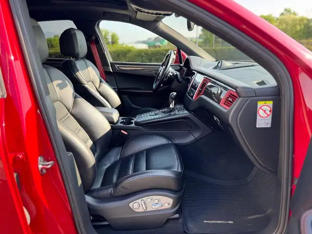Porsche Macan view 12