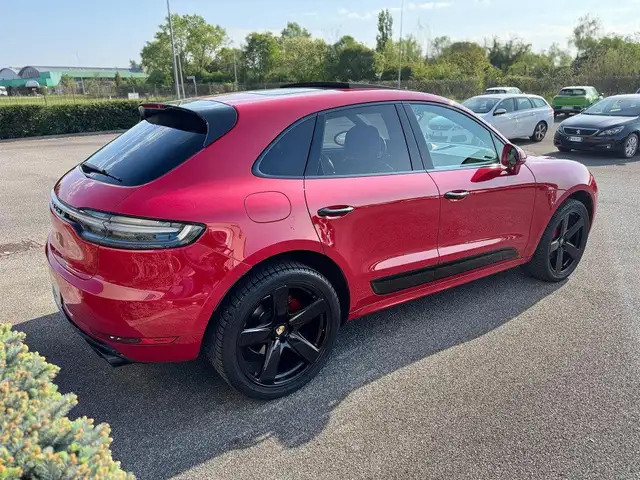 Porsche Macan view 4