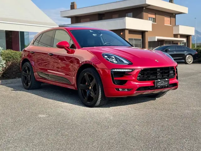 Porsche Macan view 3