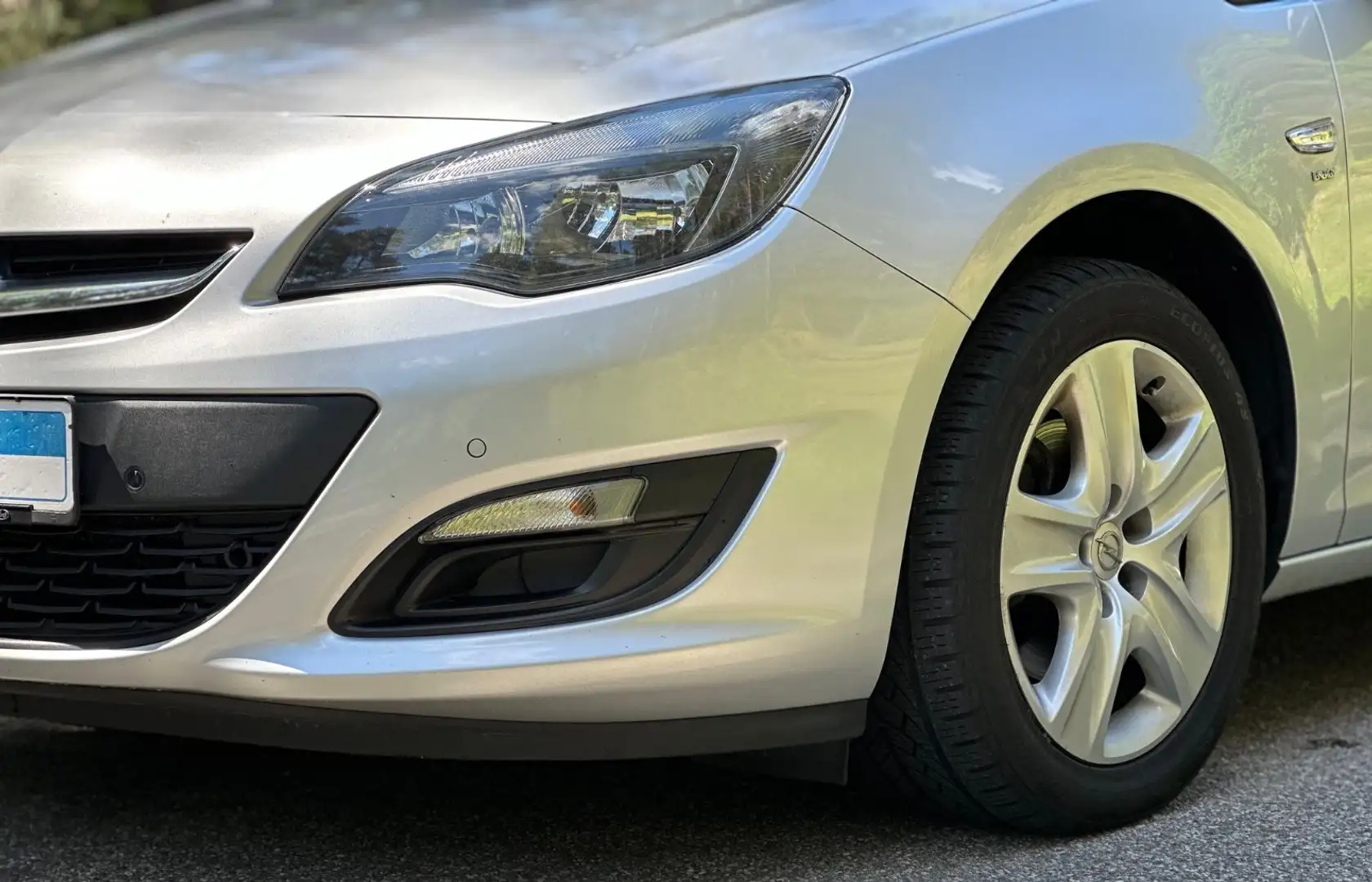 Opel Astra J Sports Tourer Energy Silber - 2